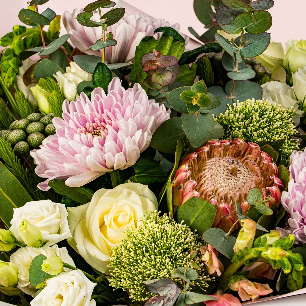 Букет из хризантем, роз и эустом