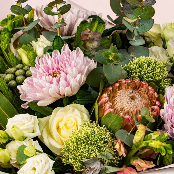 Букет из хризантем, роз и эустом
