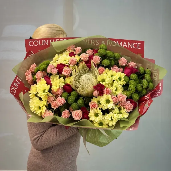 Букет из протей, роз и хризантем