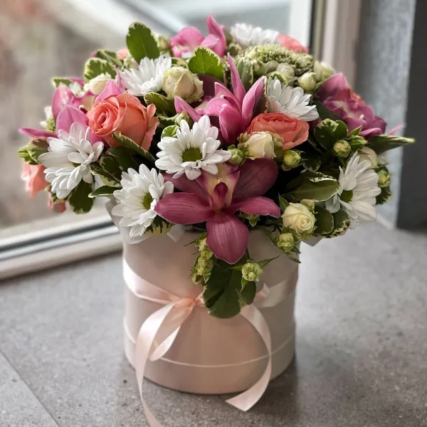 Розы и питтоспорум в коробке