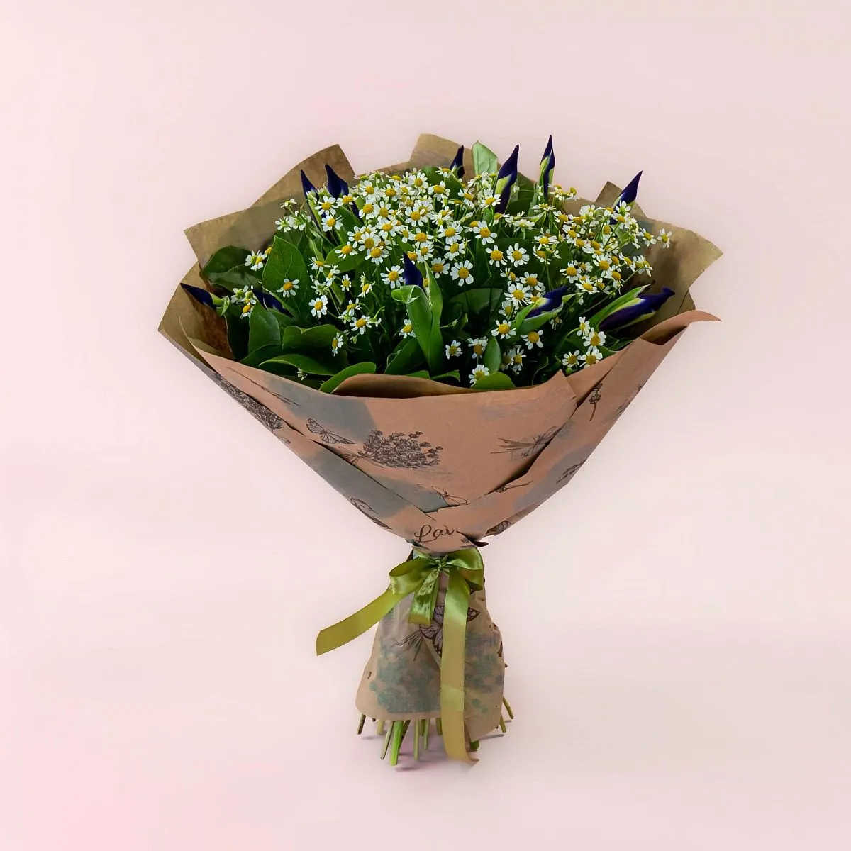 Букет из ромашек и 11 ирисов