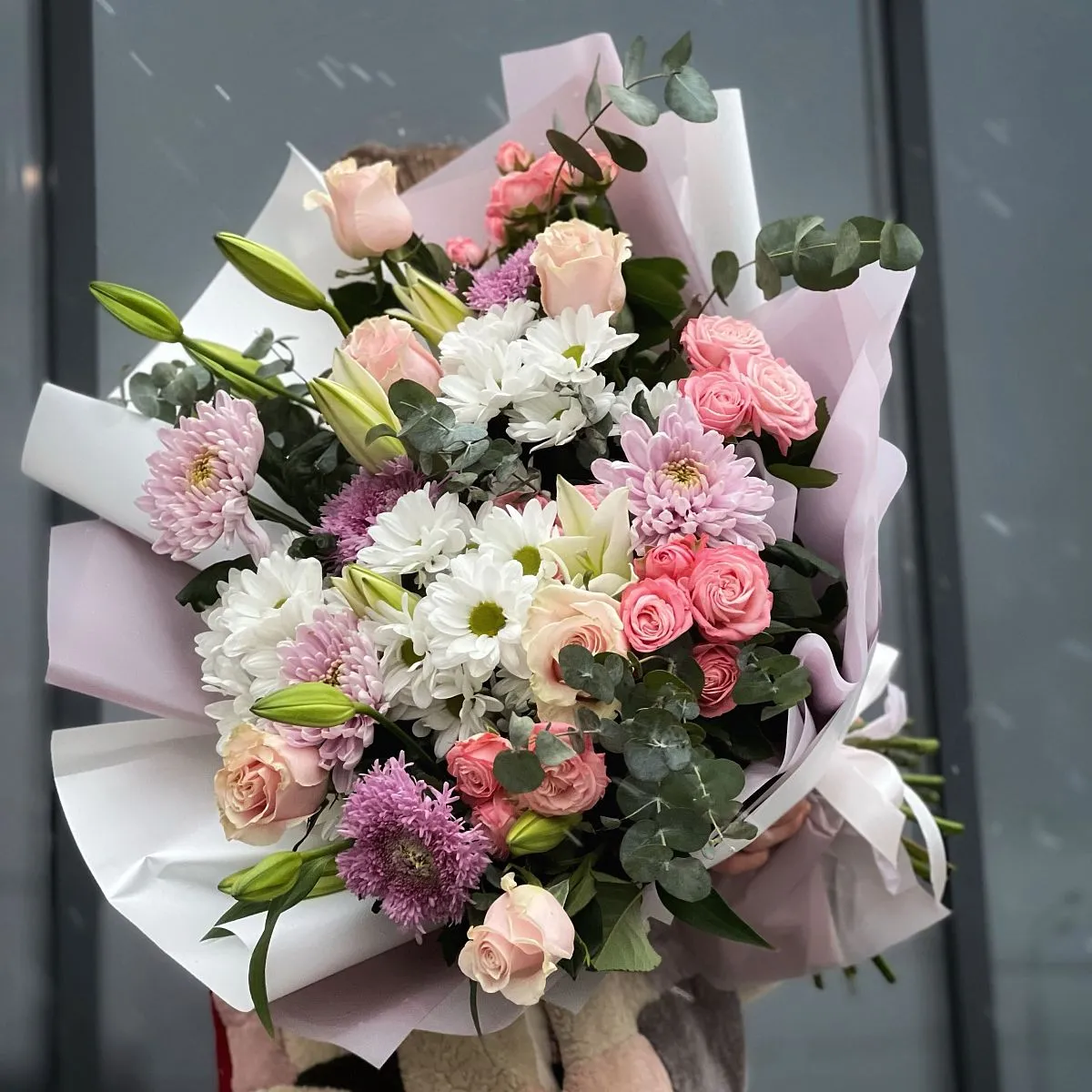 Огромный букет из хризантем и роз