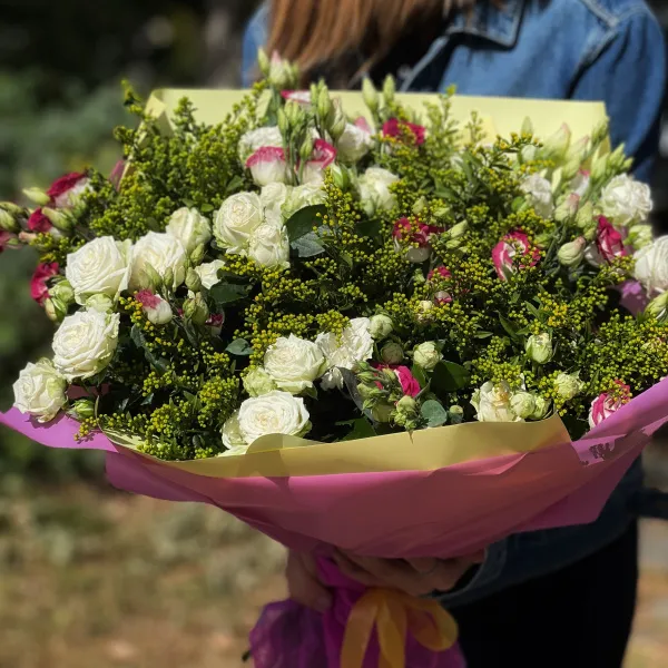 Букет из эустом, роз и солидаго