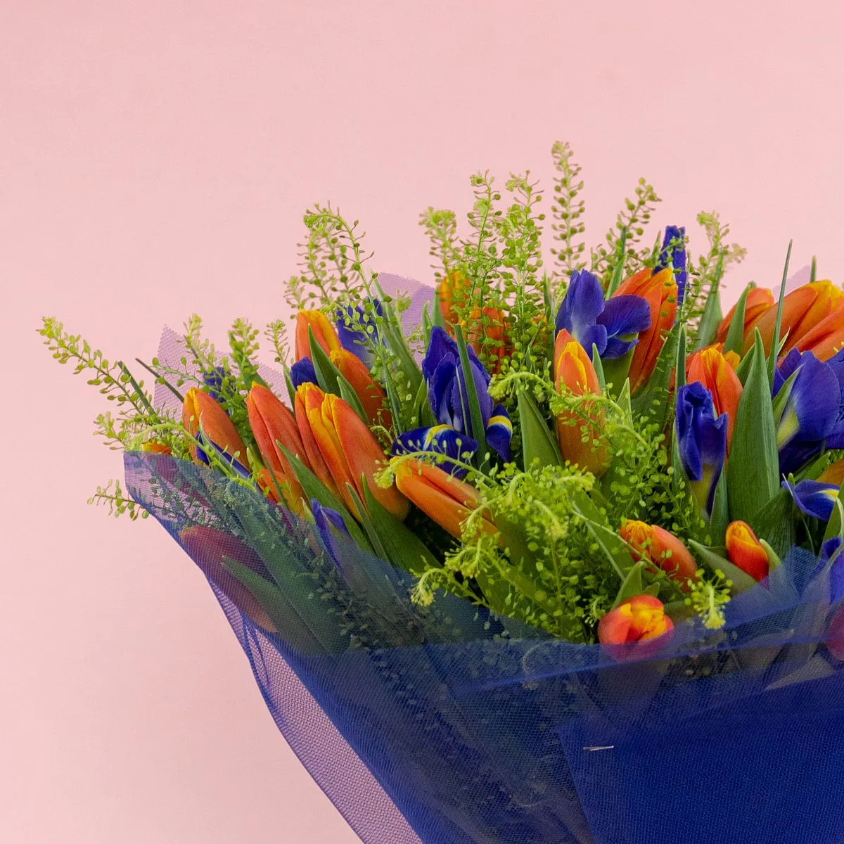 Букет из 50 тюльпанов и ирисов