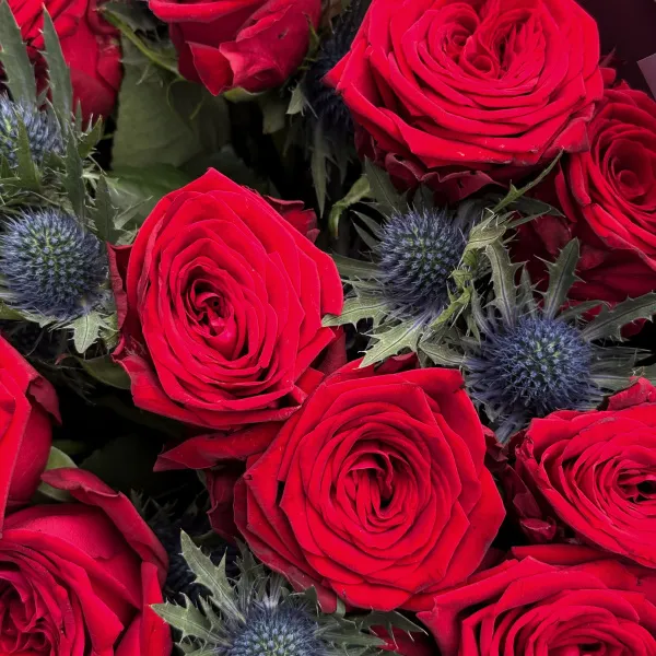 Букет из роз и эрингиума