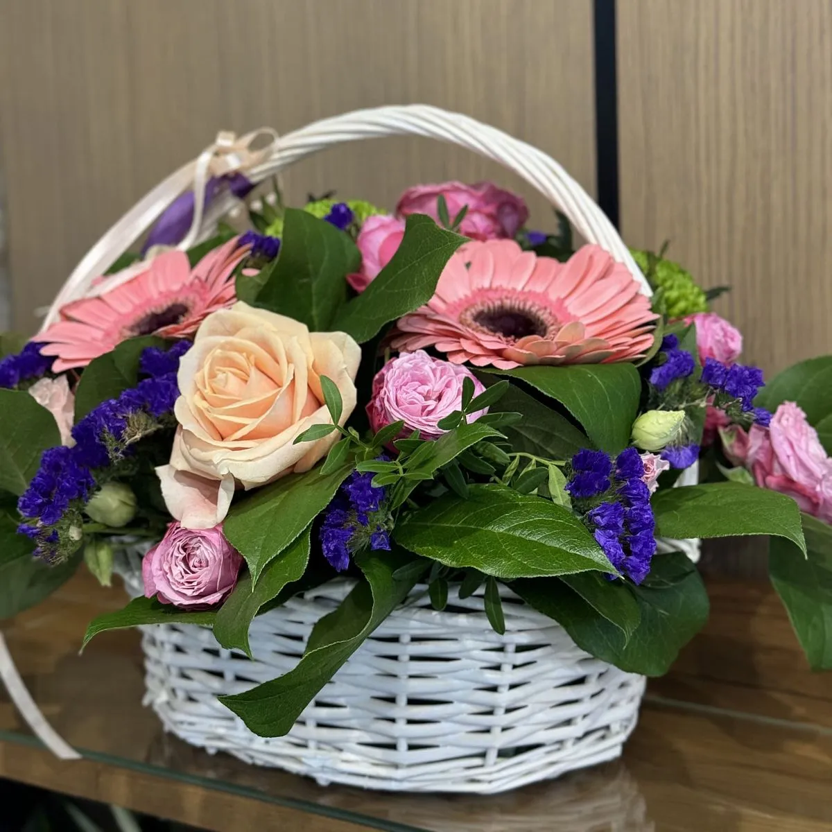 Герберы, хризантемы и розы в коробке