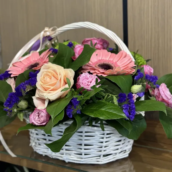 Герберы, хризантемы и розы в коробке