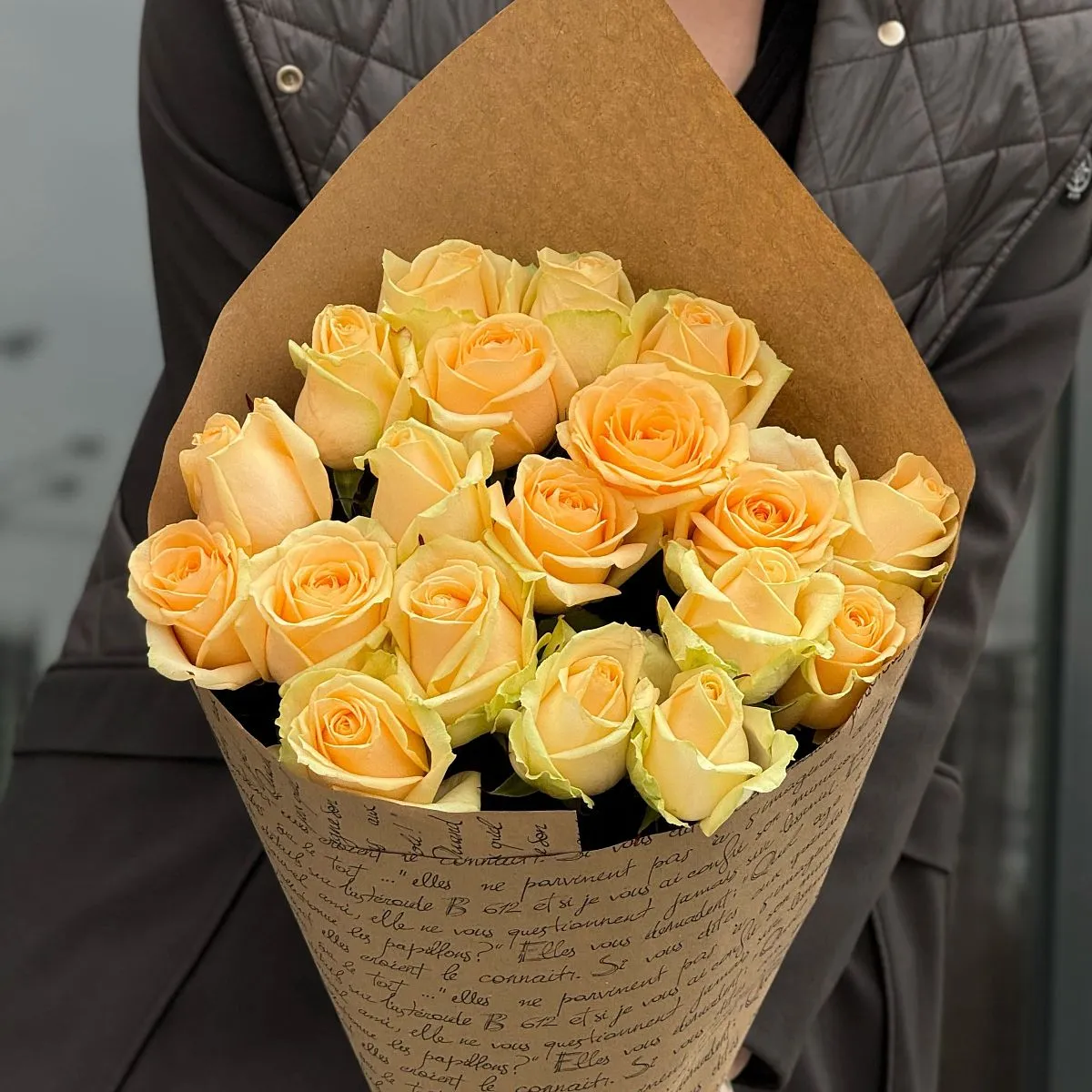 Букет из 19 кремовых роз (70 см)