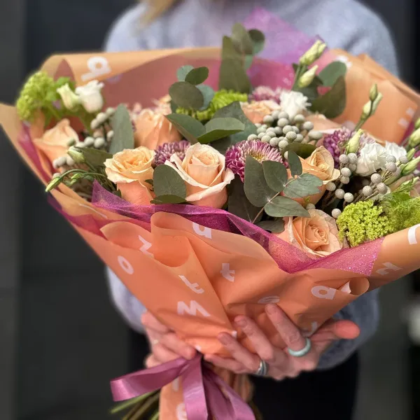 Букет из роз, брунии и хризантем