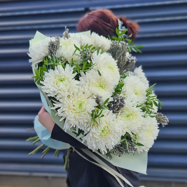 Букет хризантем, бруний и фисташек