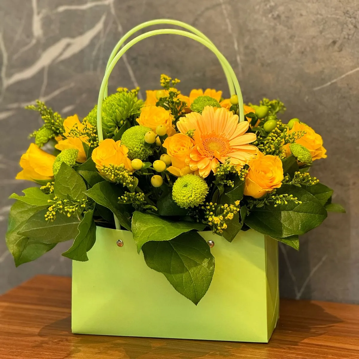 Розы, гербер и хризантемы в коробке