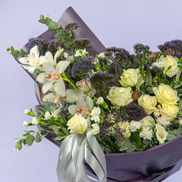 Букет из орхидеи, роз и гвоздик