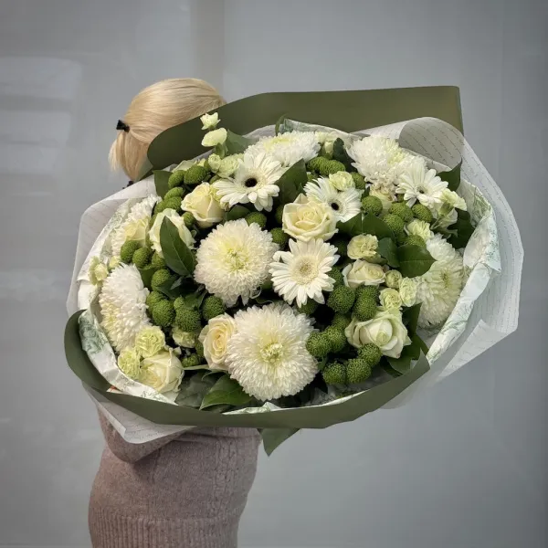 Букет из роз, гвоздик и хризантем