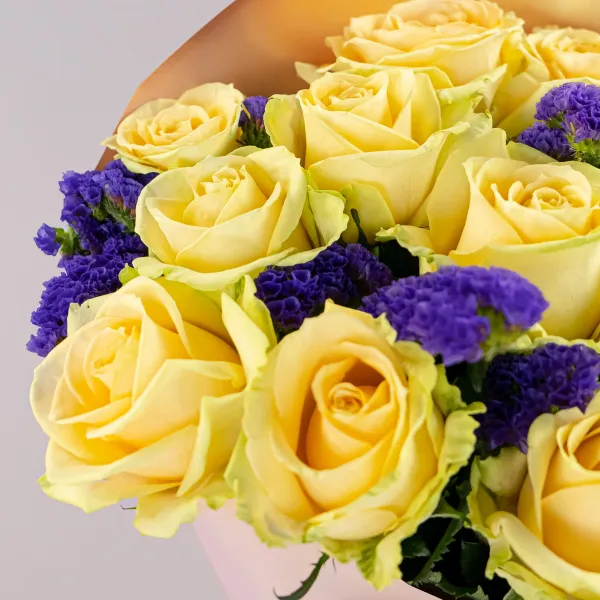 Букет из 15 роз и статицы