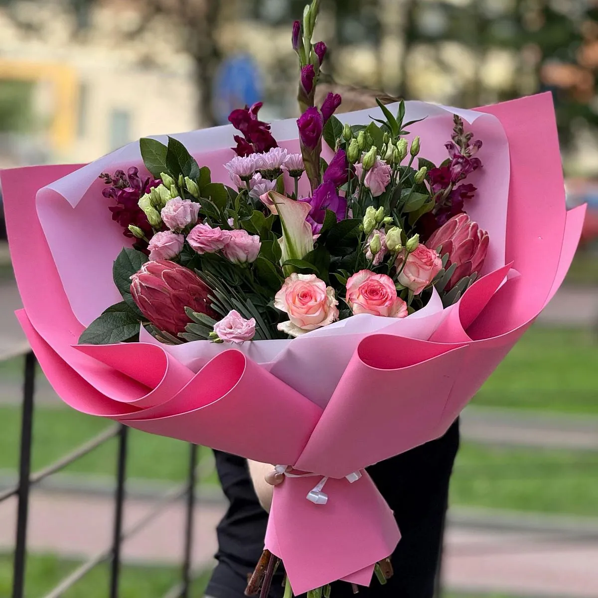 Большой букет из роз, хризантем и эустом