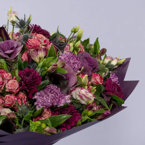 Букет из хризантем, роз и брассики