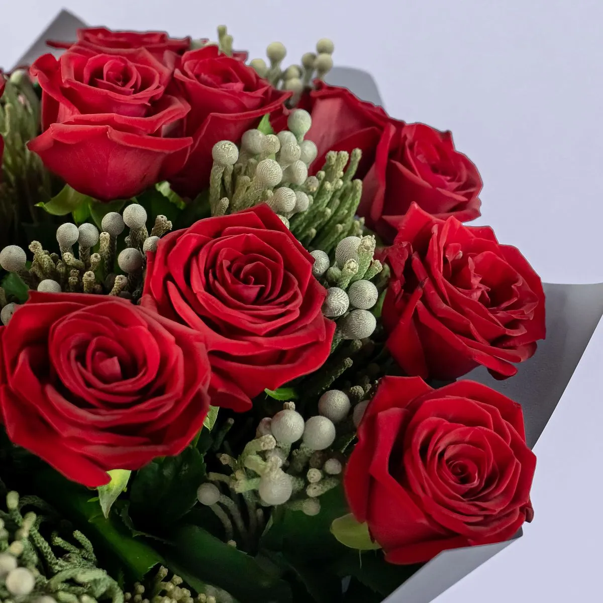 Букет из красных роз и брунии