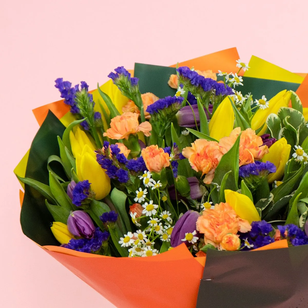 Букет из гвоздик и тюльпанов