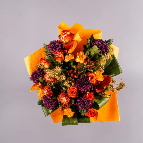 Розы, хризантемы и гвоздики в коробке