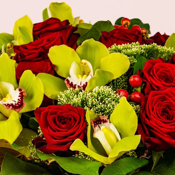 Букет из орхидей и роз