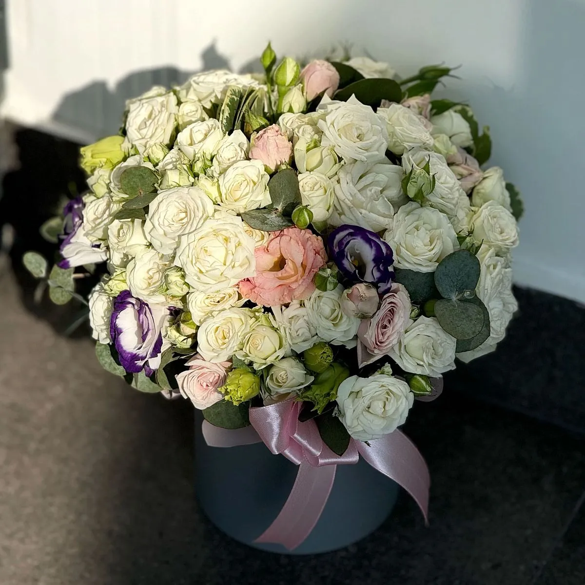 Эустомы и розы в коробке