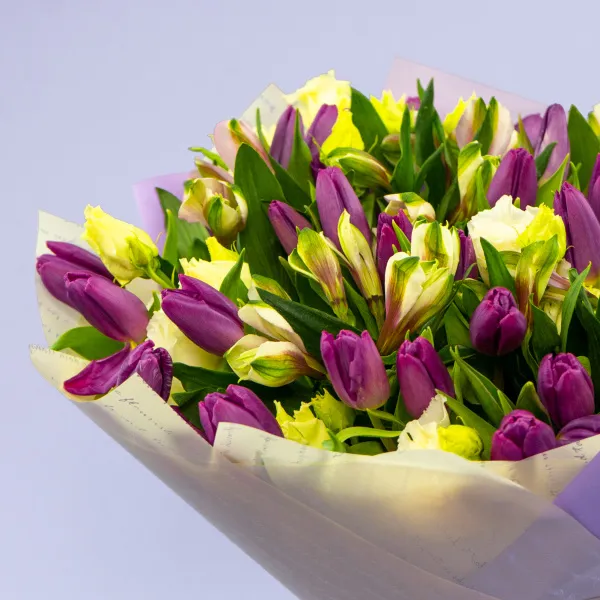 Букет из 33 тюльпанов и эустом