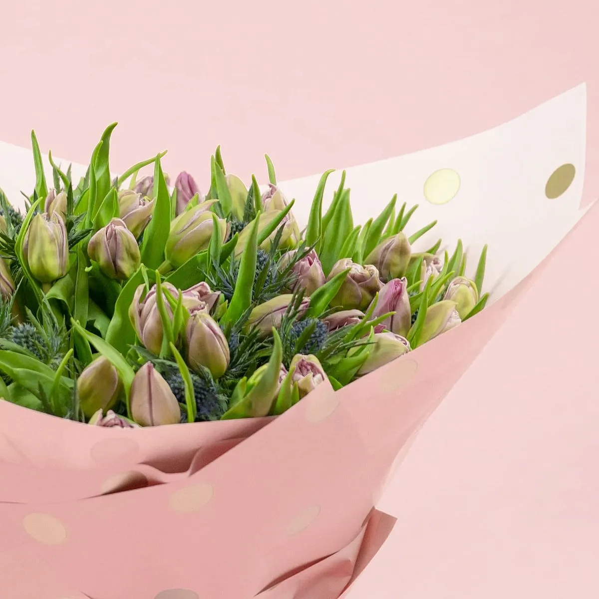 Букет из 49 тюльпанов и эрингиума