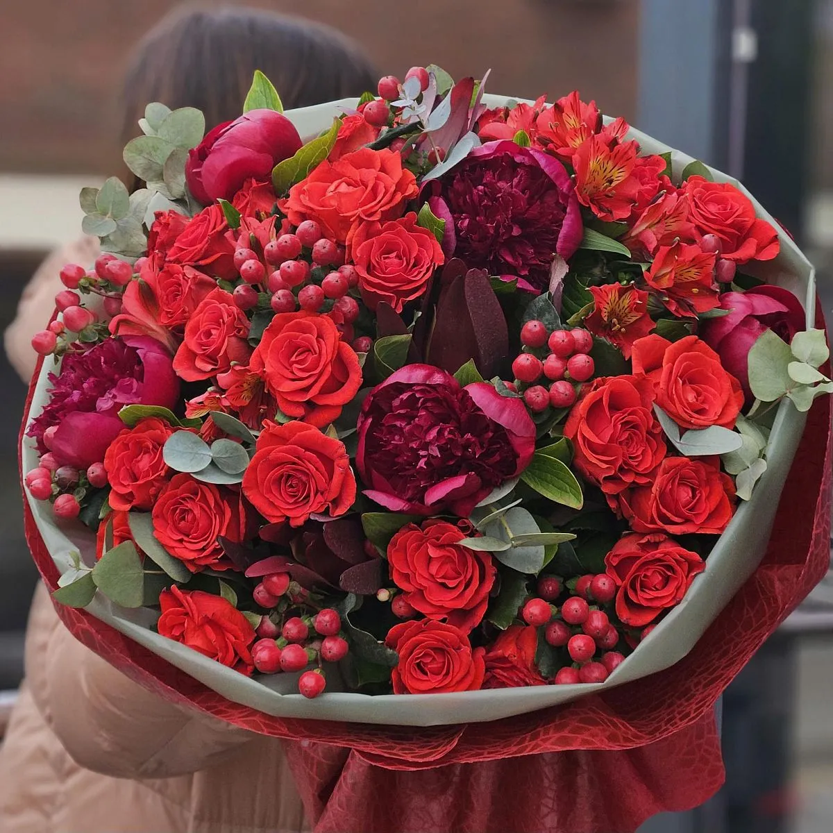 Огромный букет роз, пионов и альстромерий