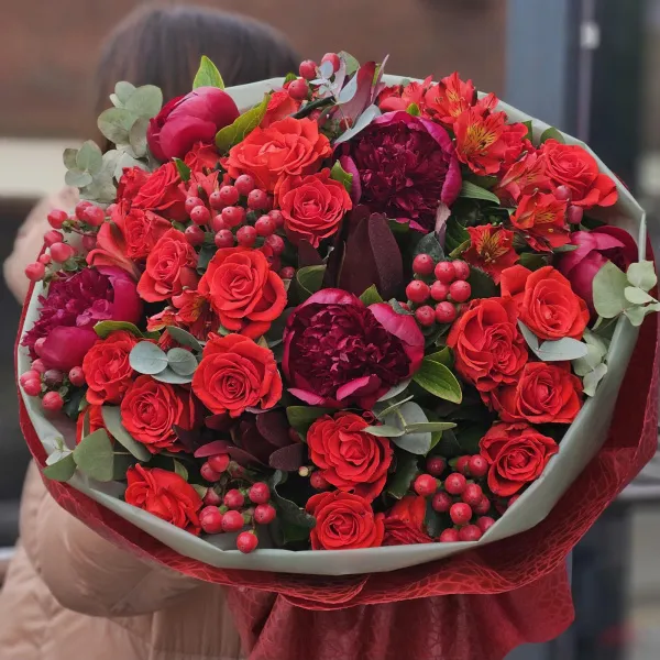 Букет роз, пионов и альстромерий