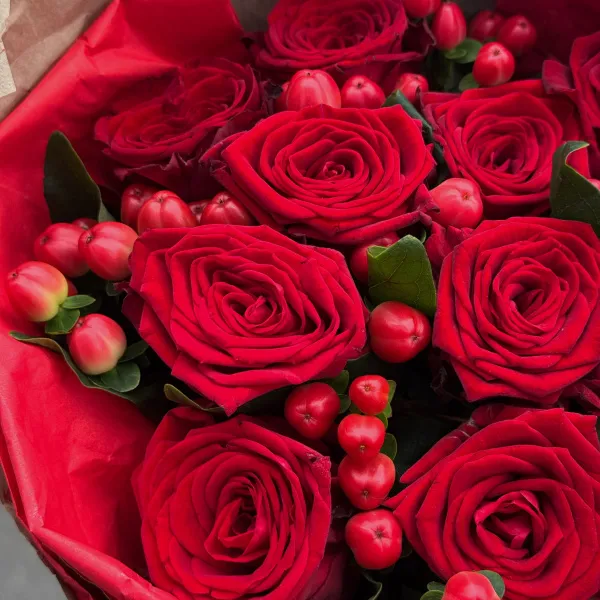 Букет из роз и гиперикума