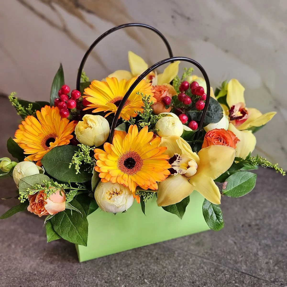 Розы, гиперикума и солидаго в коробке