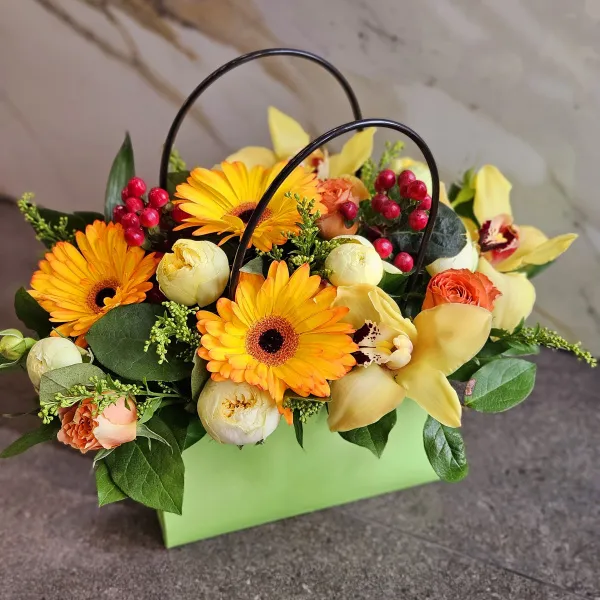 Розы, гиперикума и солидаго в коробке