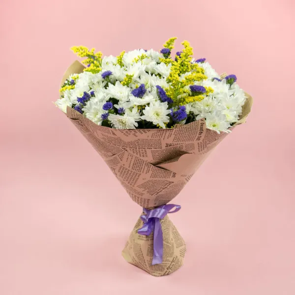 Букет из хризантем, статицы и солидаго