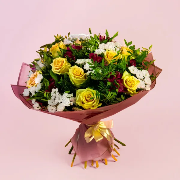 Букет из роз, альстромерий и хризантем