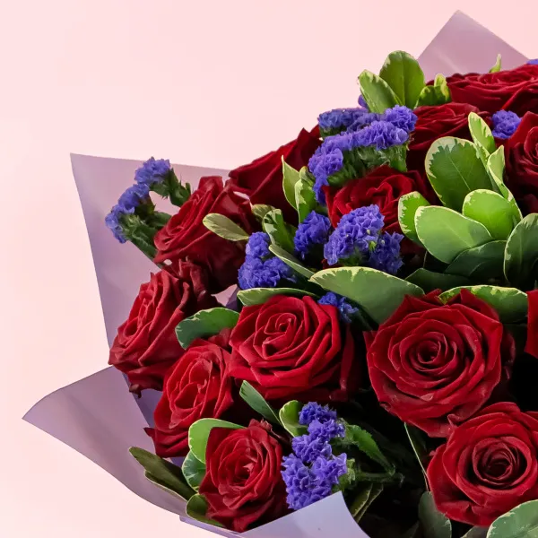 Букет из красных роз и статицы