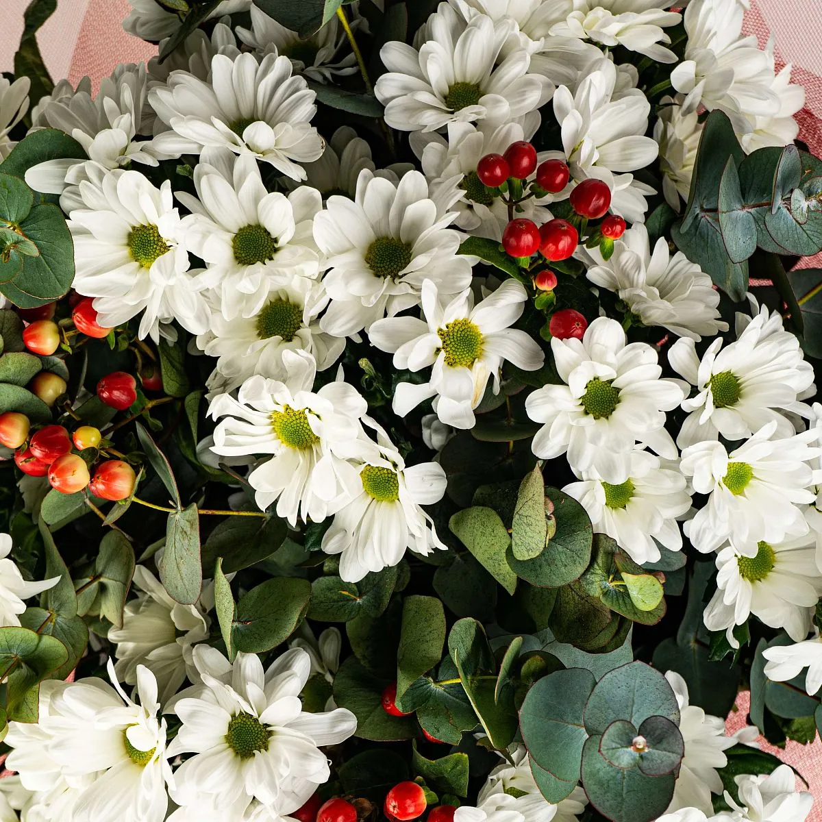 15 белых хризантем и гиперикум