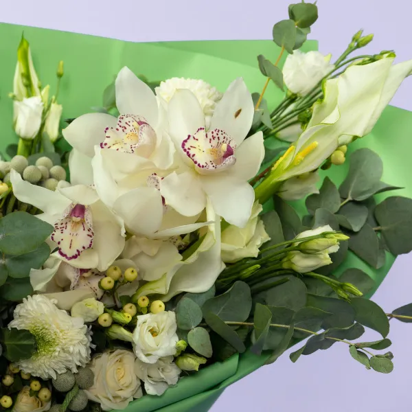 Букет из калл, роз и белой орхидеи