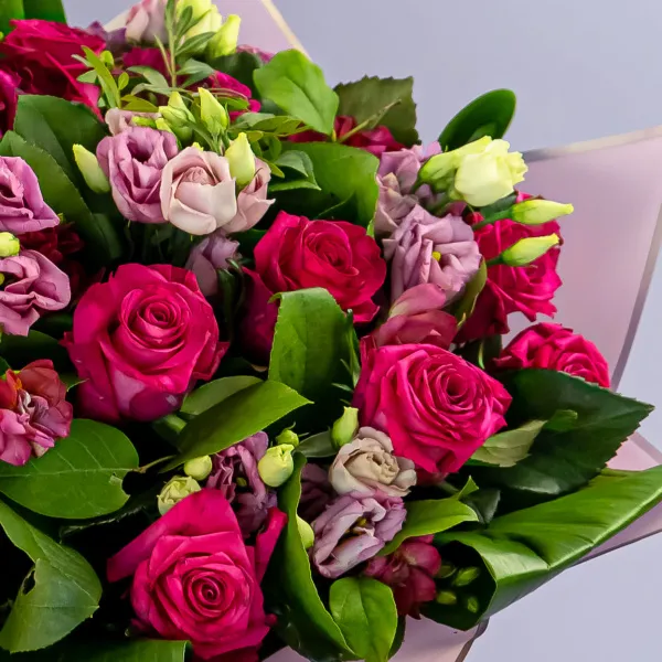 Букет из эустом и ярко-розовых роз