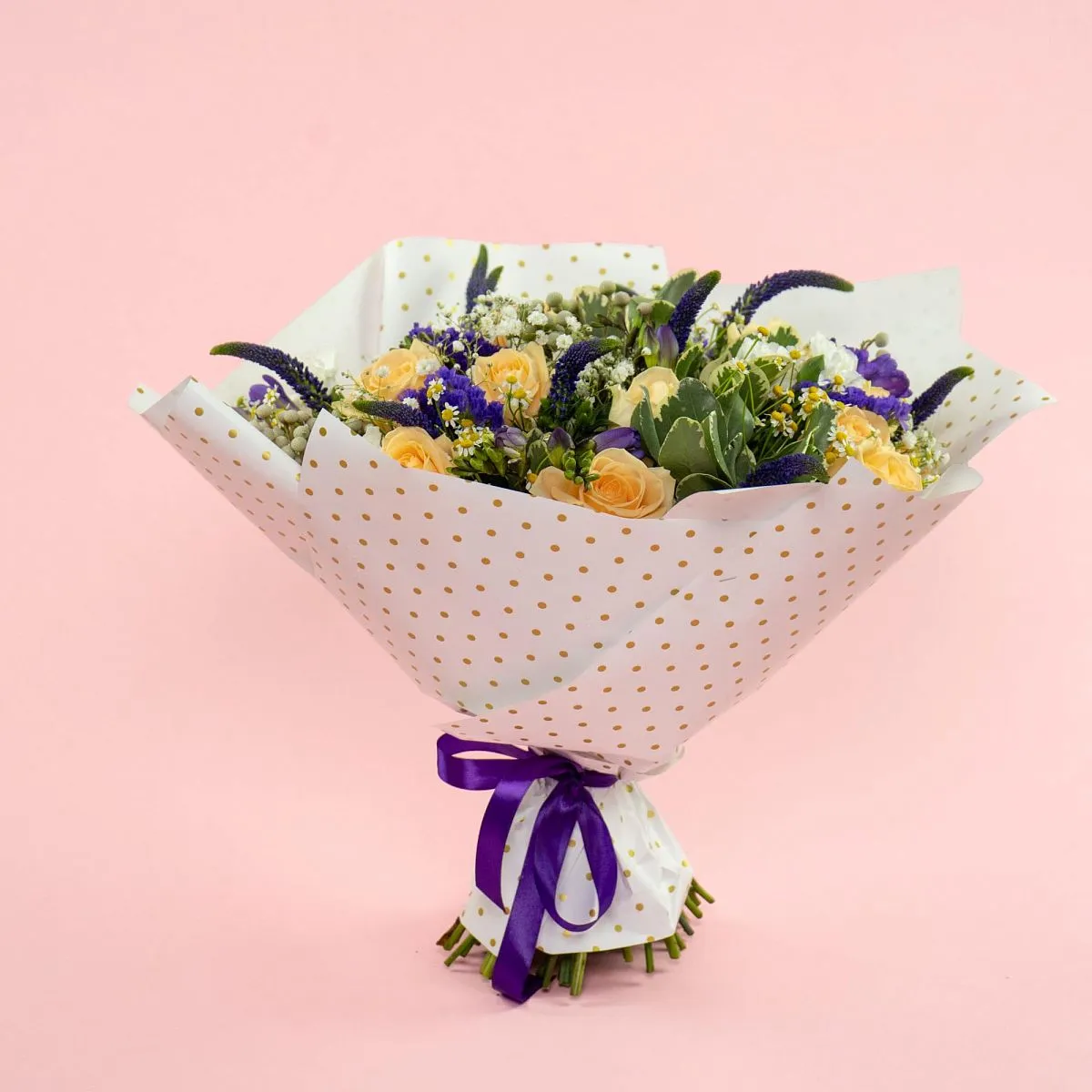 Букет из 20 роз и фрезий