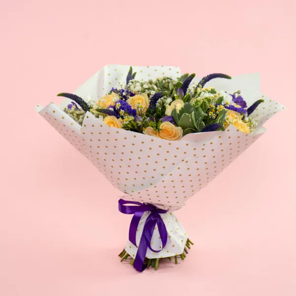 Букет из 20 роз и фрезий