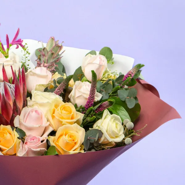 Букет из роз микс, ананаса и протеи