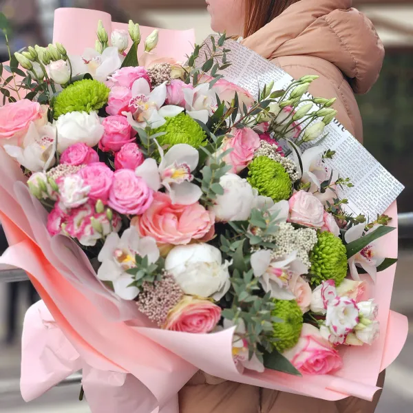 Букет роз, хризантем и аспидистр