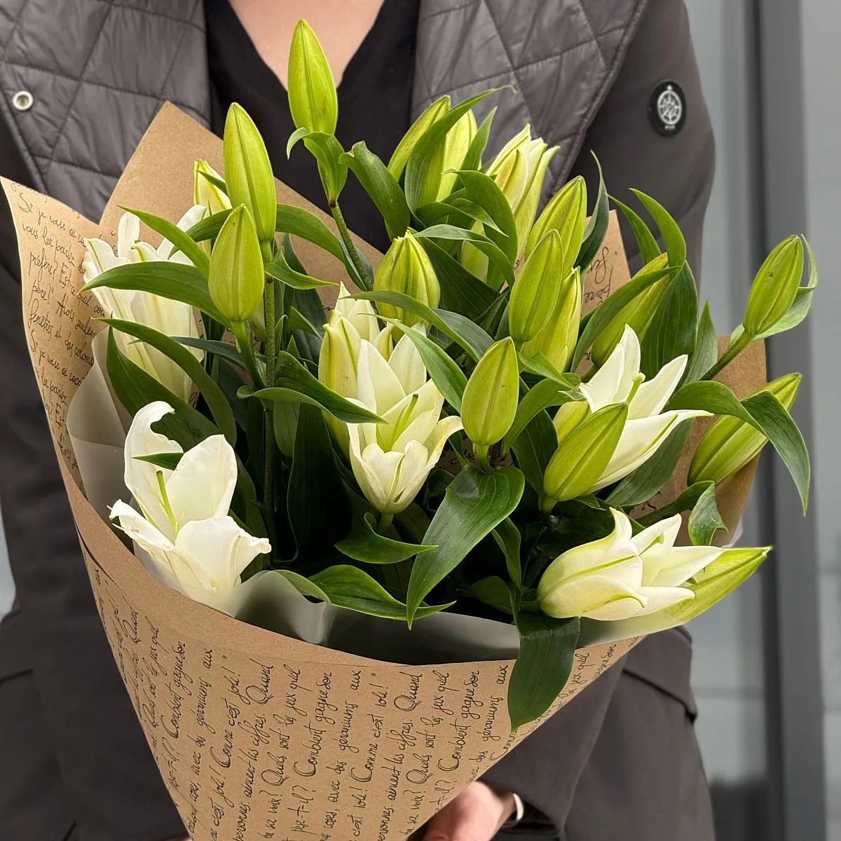 Букет из 5 бело-зелёных лилий