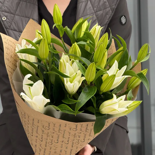 Букет из 5 бело-зелёных лилий