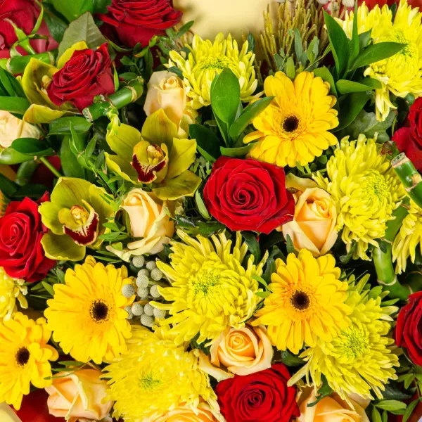 Букет из роз, жёлтых гербер и хризантем