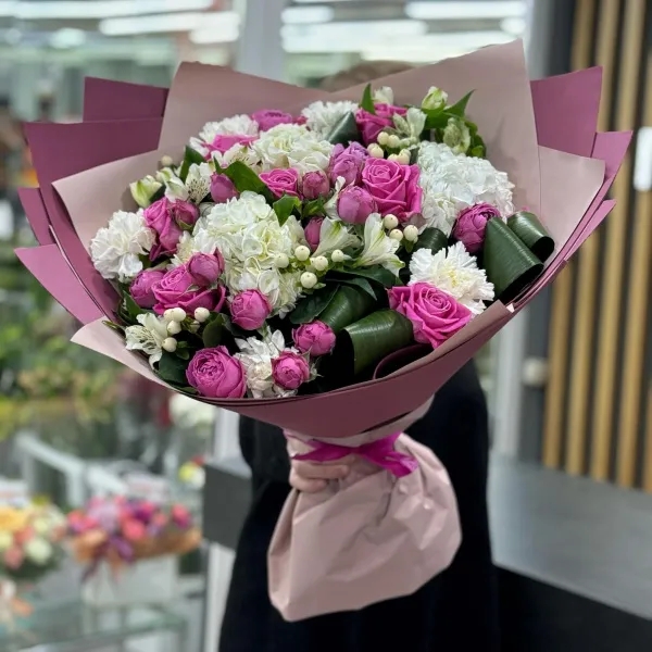 Букет из альстромерии, роз и гвоздики