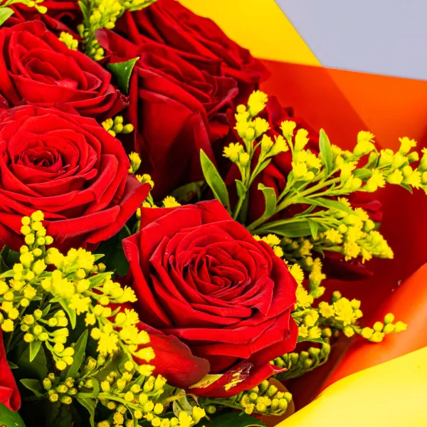 Букет из 15 роз и солидаго