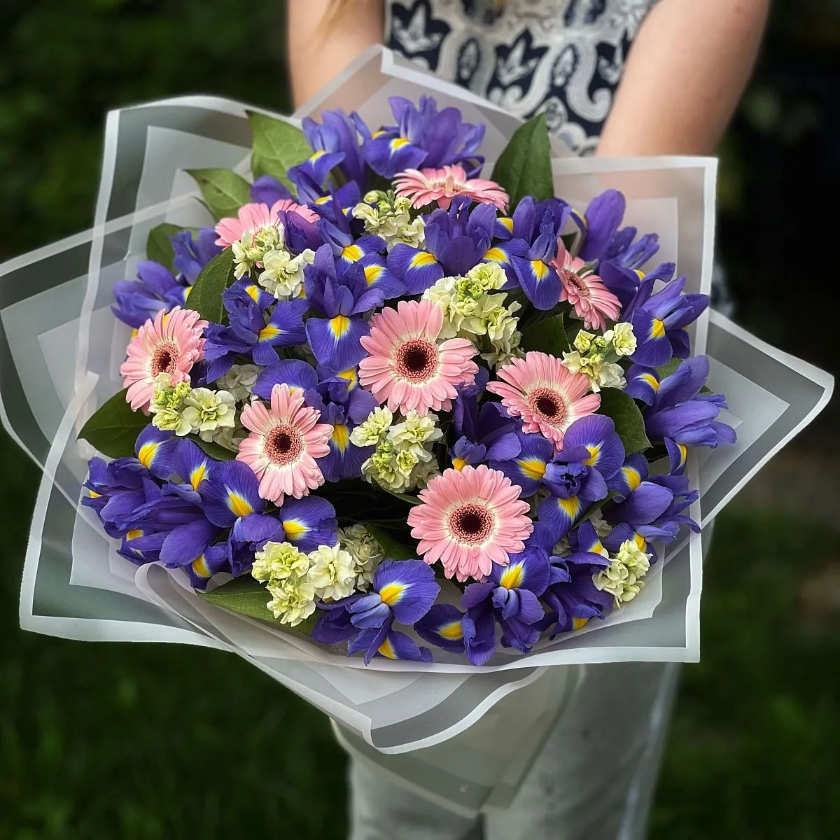 Огромный букет из ирисов, матиолла и гермини