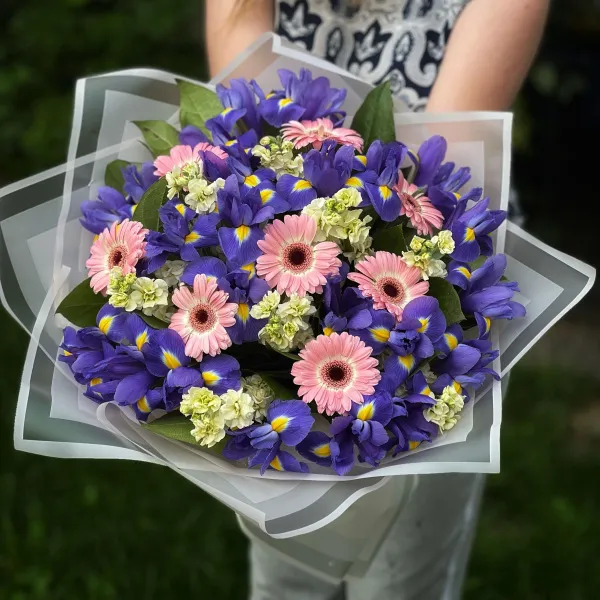 Букет из ирисов, матиолла и гермини