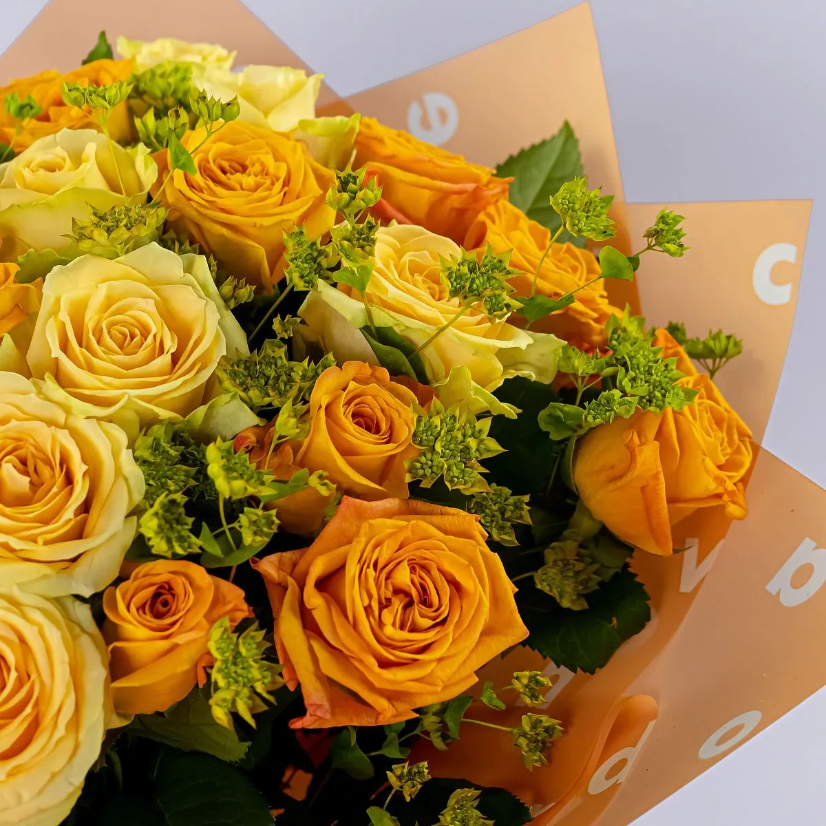 Букет из оранжевых и кремовых роз